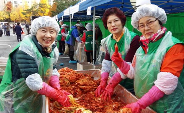 강남구 새마을부녀회와 함께한 ‘사랑의 김장 담그기’ 