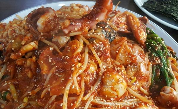 매콤함에 반해 줄서서 기다리는 맛집