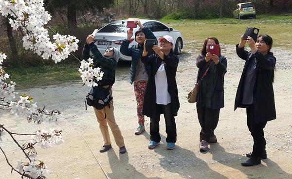 “스마트폰으로 찍은 사진, 멋진 작품으로 전시합니다”