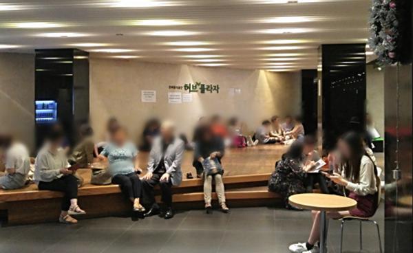 강남역 지하쇼핑센터 휴식 공간 ‘허브플라자’